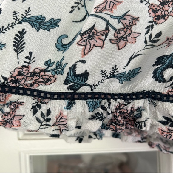 Charlotte Russe Shorts, White w/Pink &Bkye Floral Pattern, size Medium - Picture 2 of 11